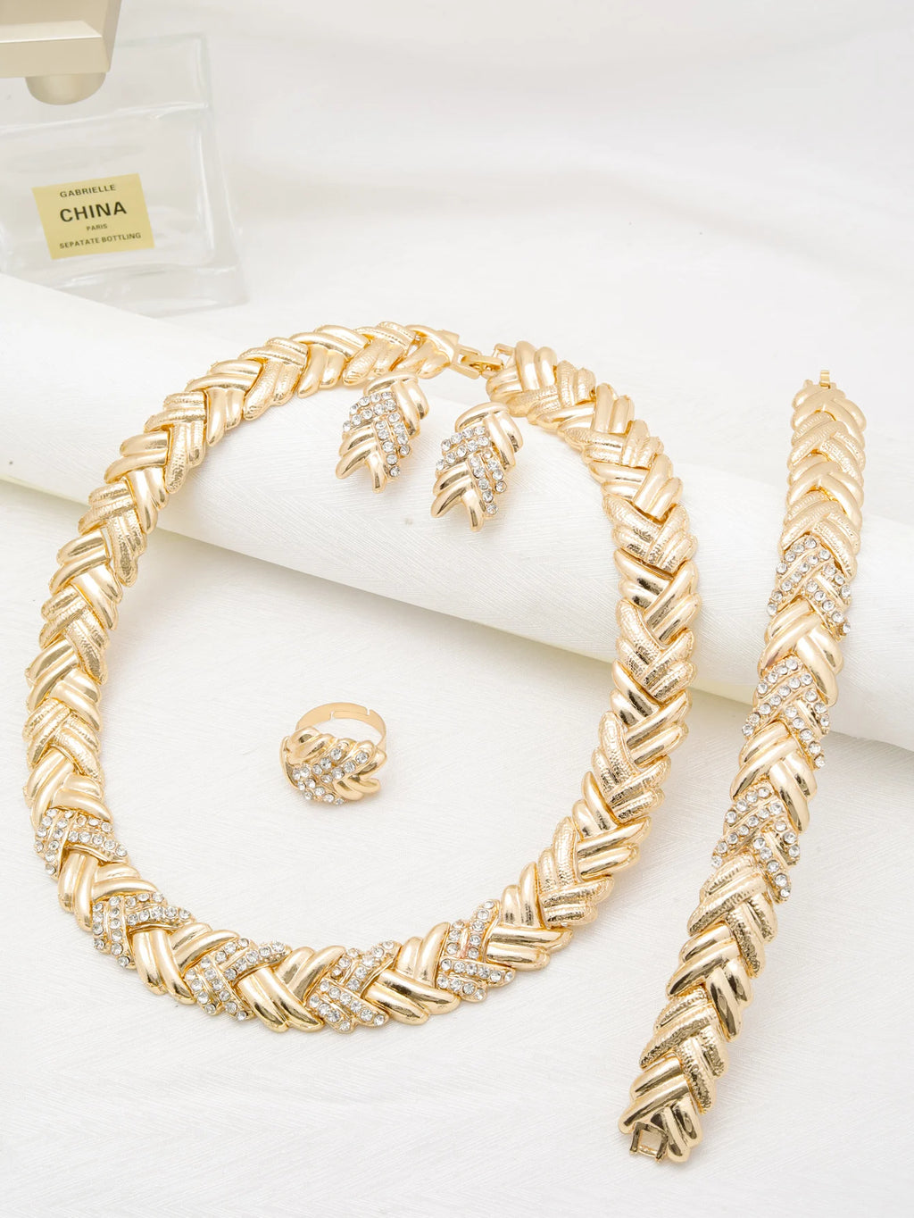 ✨ Ensemble Bijoux Dorés 4 Pièces – Collier, Boucles d’Oreilles, Bracelet & Bague