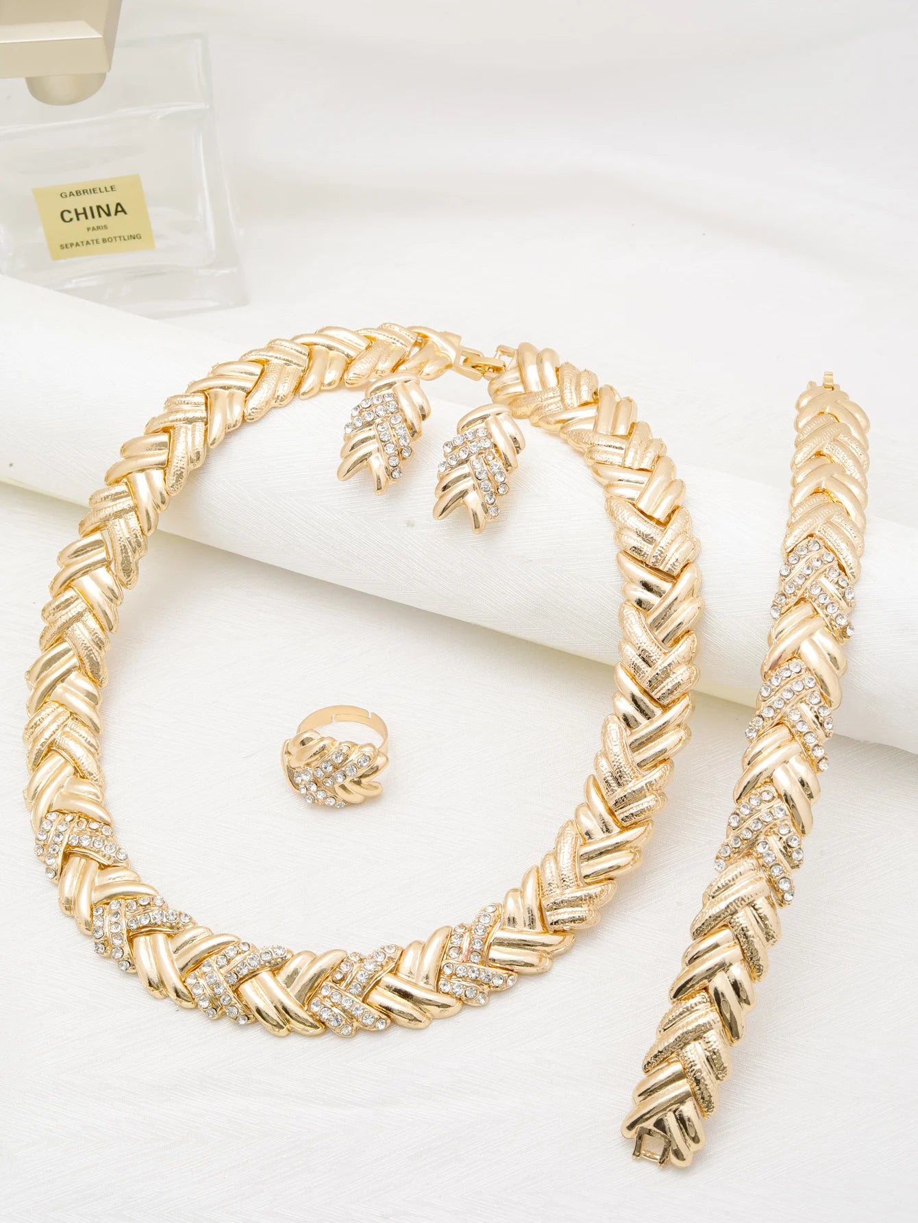 ✨ Ensemble Bijoux Dorés 4 Pièces – Collier, Boucles d’Oreilles, Bracelet & Bague
